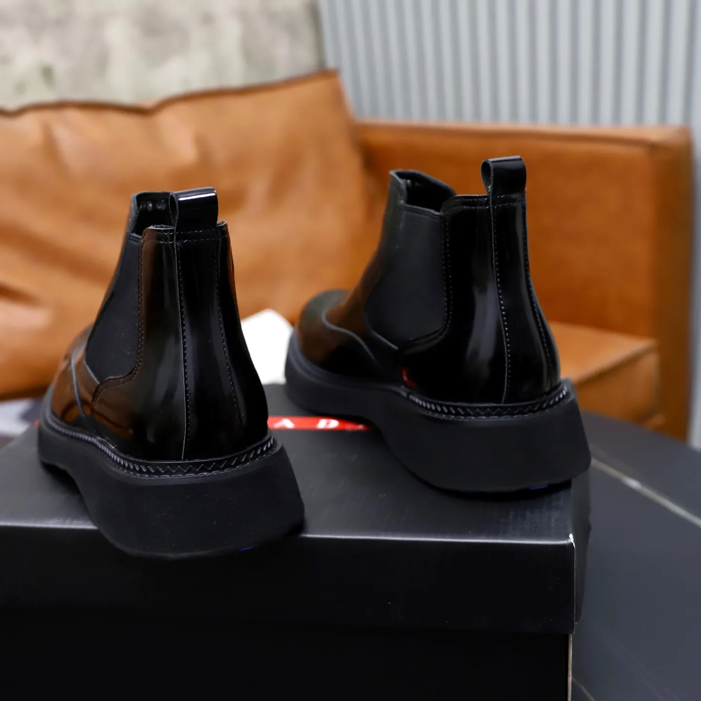Ex-factory price: 680💰🙅‍♂️🙅‍♂️🙅‍♂️Fellow lining Cowhide lining Brand: PRADA Standard code: 38-44 (45 customized) Grade: Same style as the official website Material: Original high-grade cowhide surface Comfortable velvet lining Cowhide lining optional Non-slip soft wear-resistant outsole Style category: Men's fashionable casual boots Distinguished luxury brand elements Top luxury color: actual picture color